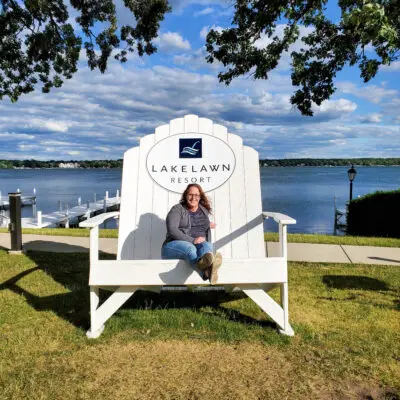 influencer Melissa Hagan sitting alomg the lakeshore of Lake Lawn Resort