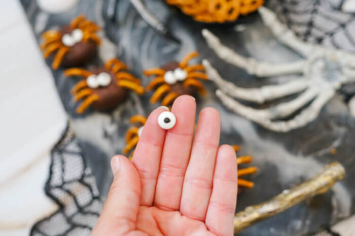 the eye candy for the Halloween Spider Donuts