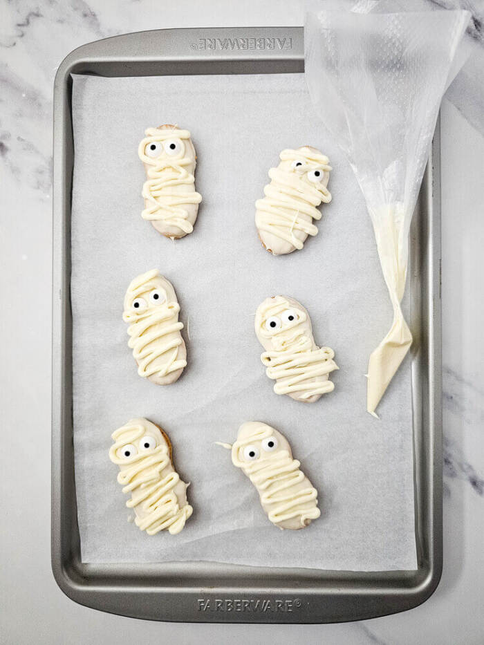 the cookies after adding the criss crossed lines to form the mummy