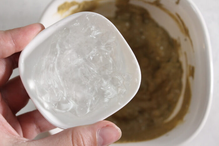 poison ivy paste diy mixture added with aloe vera in a bowl.